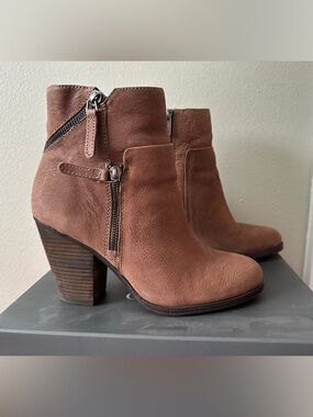 Vince Camuto Womens Tan Suede Ankle Booties with Side Zips